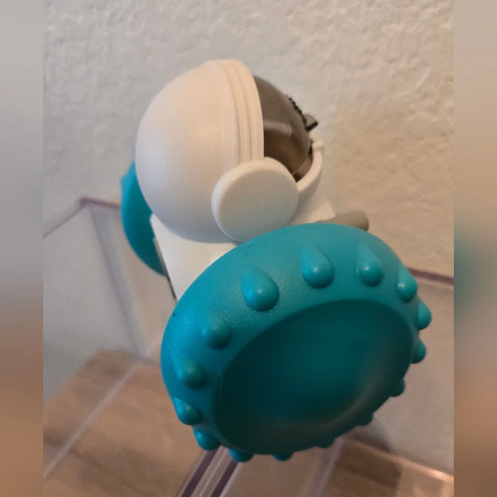 Pet small treats Dispenser / Wheeled Toy